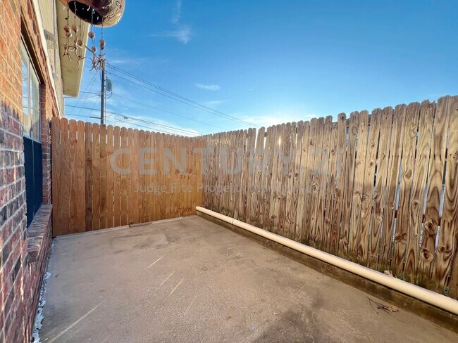 Building Photo - Great 2-Story 2/2.5 Condo Close to UNT For Rent!