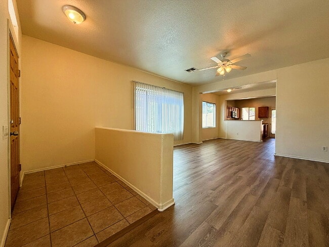 Building Photo - "Charming 3-Bed, 2-Bath Oasis with 1,430 Sq Ft in Phoenix's Heart!"