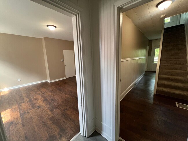 Foto del edificio - Pittsburgh - 6 Bedroom 1.5 Bathroom - For rent