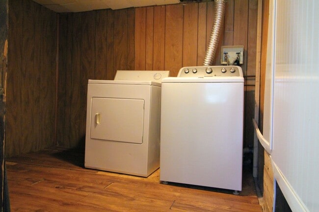 Building Photo - 1023 College Ave