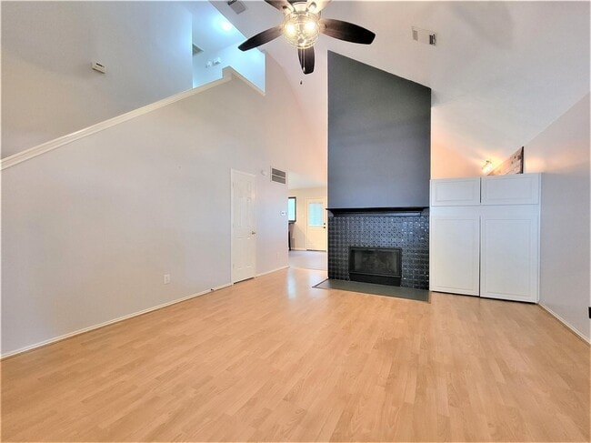 Foto del edificio - 5303 Hill Timbers Dr