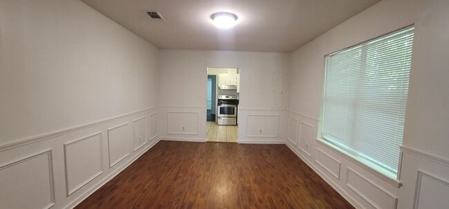 Building Photo - SPACIOUS 5/2 w/ Fenced Yard, Washer/Dryer,...
