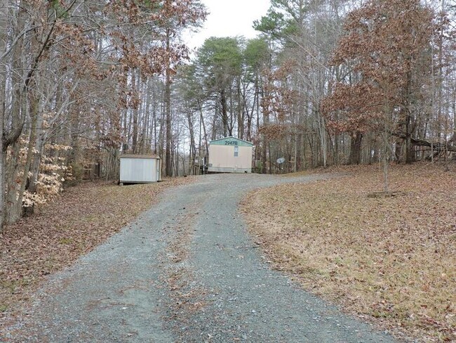 Building Photo - Quiet and Private Country Living