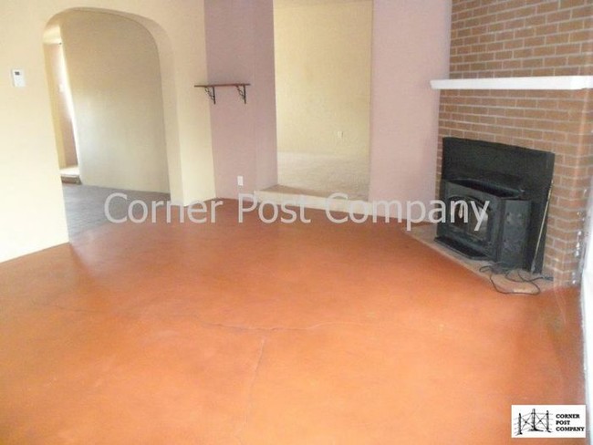 Building Photo - 1104 La Luz Dr NW