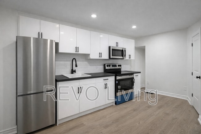 Building Photo - 19 Wellington St