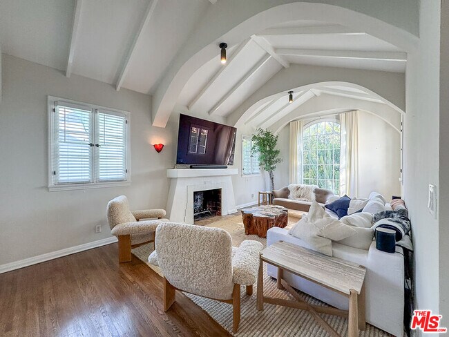 Foto del edificio - 345 Westbourne Dr