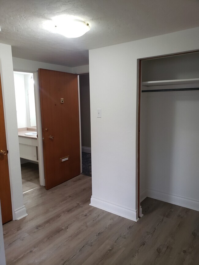 Building Photo - 908 Cook St