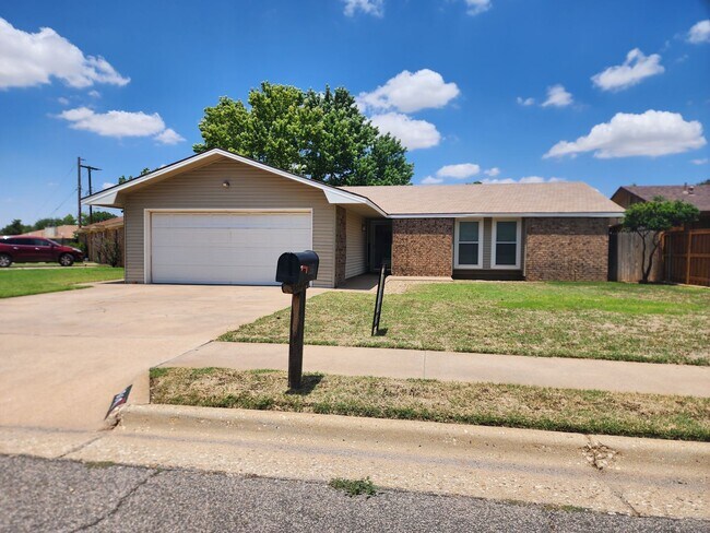 Foto del edificio - Wonderfully Large 3 bedroom home available...