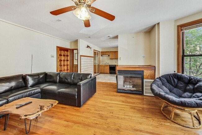 Foto del edificio - 838 N State St