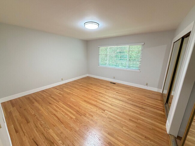 Foto del edificio - 3 Bed 2 Bath Duplex W/ Garage In Moraga