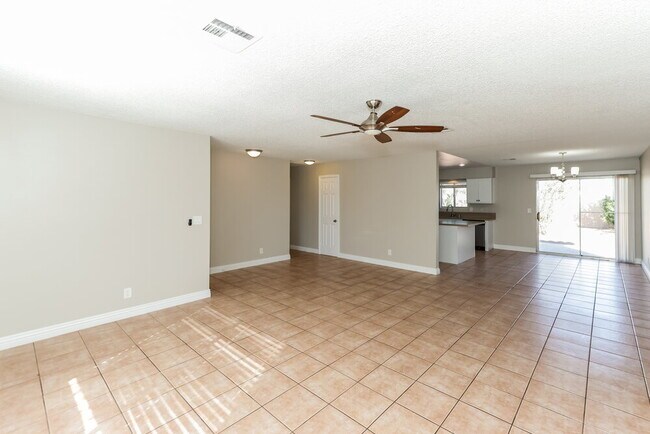 Foto del edificio - 390 Newbury Ct