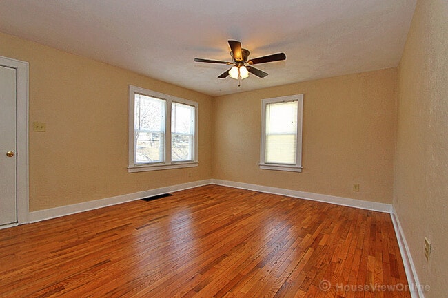 Building Photo - House Close To Campus!