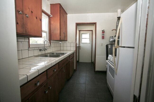 Foto del edificio - 8676 Almond Rd