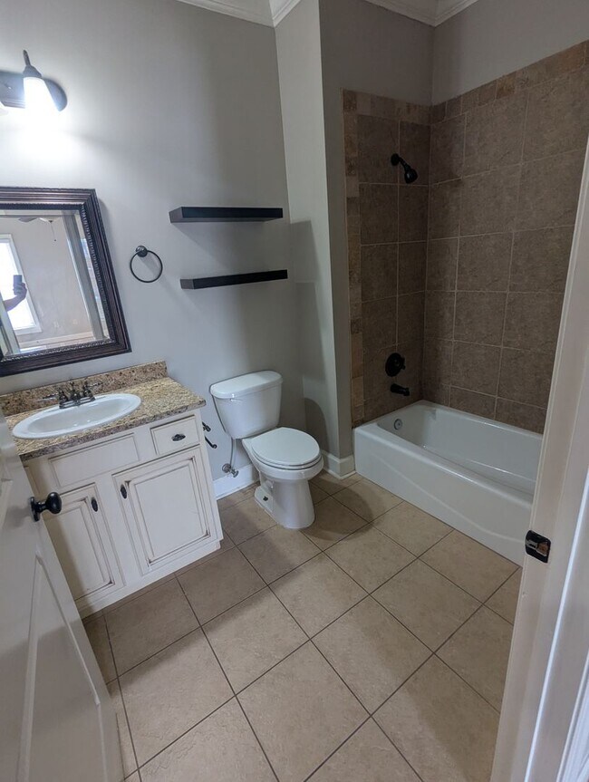Building Photo - Very Nice 2 Bedroom Condo - Great Location...