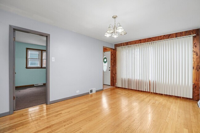 Building Photo - 6323 S La Crosse Ave