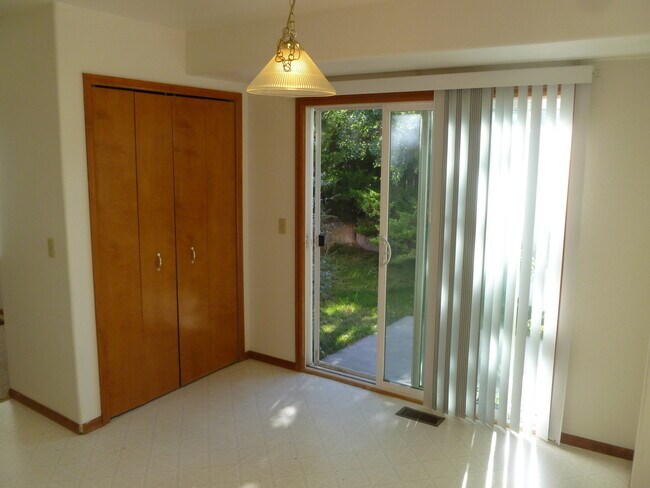 Foto del edificio - Four Bedroom Home Ready First of June!