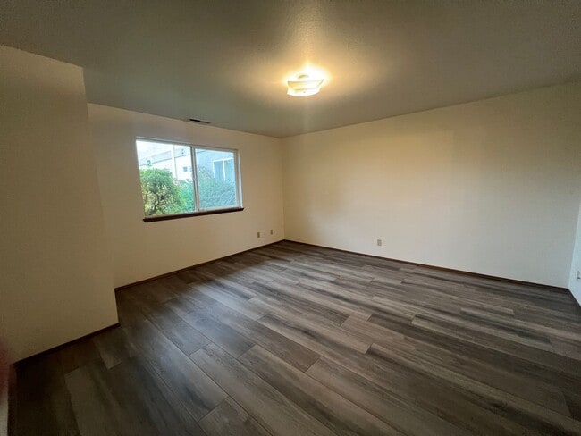 Building Photo - Very Spacious Ground Floor Unit Close to BTC