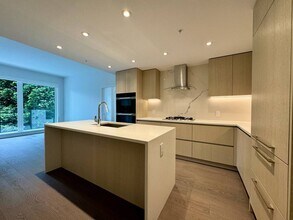 Building Photo - 5168 Cambie St