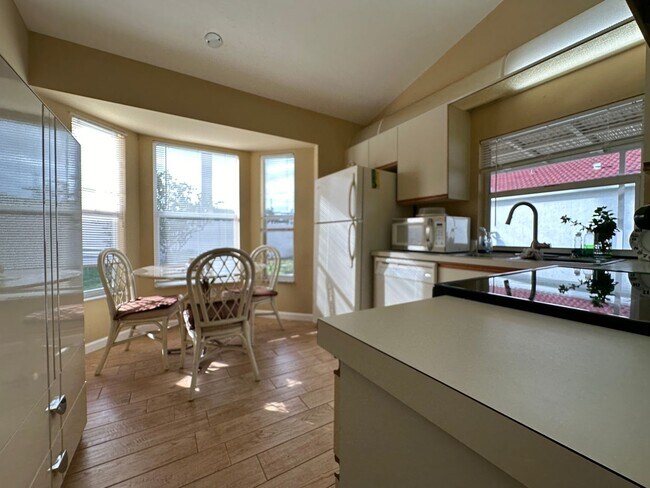 Foto del edificio - ANNUAL RENTAL - FURNISHED 2 BED / 2 BATH H...