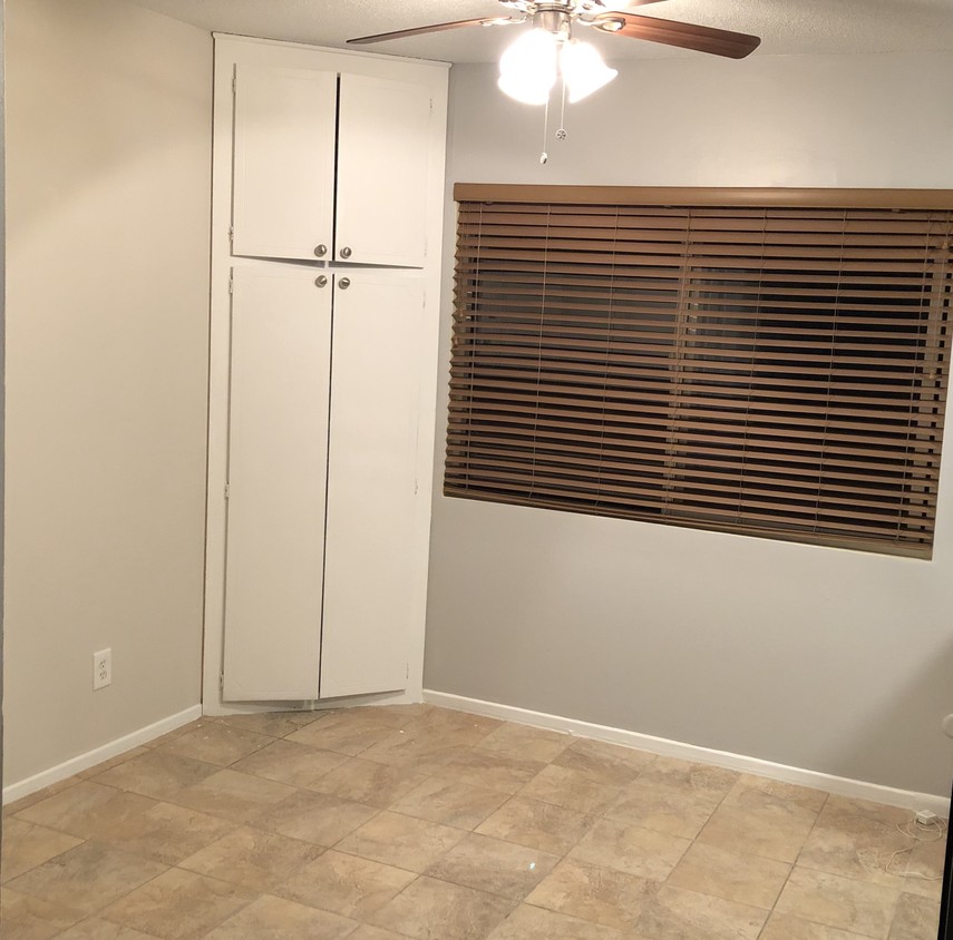 Kitchen area - 553 E Hyde Park Pl