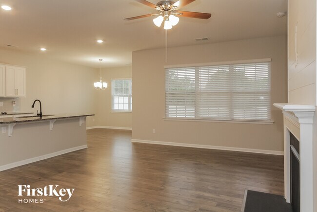 Building Photo - 2117 Highland Knoll Dr