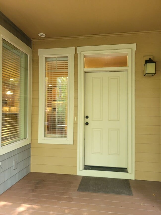 Building Photo - High end town home in perfect location
