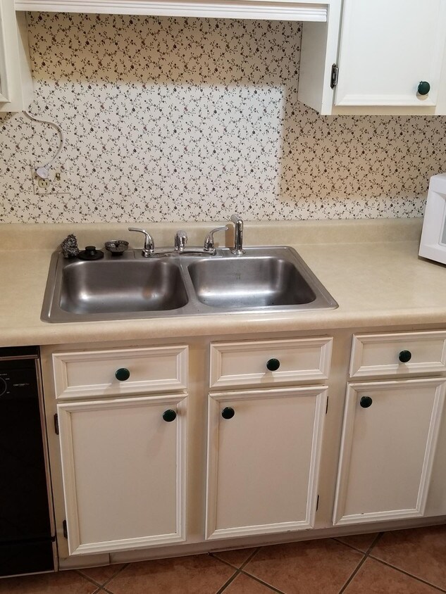 8117 Revere Pl, Aliquippa, PA 15001 Condo for Rent in Aliquippa, PA