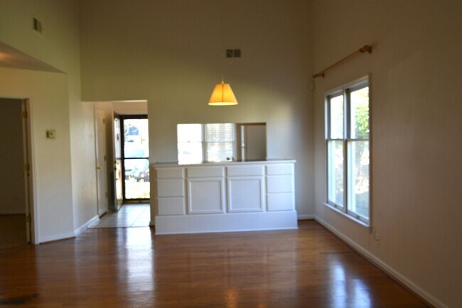 Foto del edificio - Beautiful townhouse with lakeside views, c...