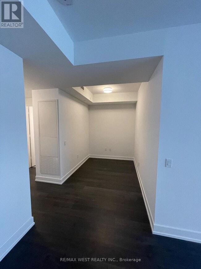 Building Photo - 30 Inn On The Pk Dr