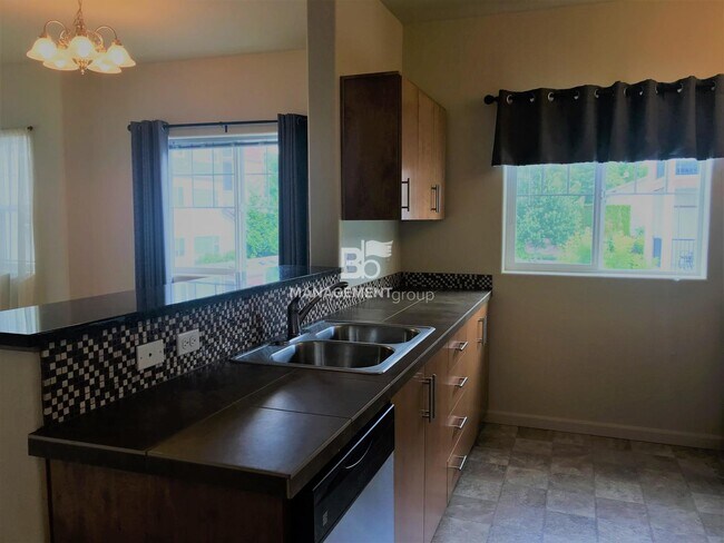 Building Photo - Beautiful NW Portland Condo Located in Tim...