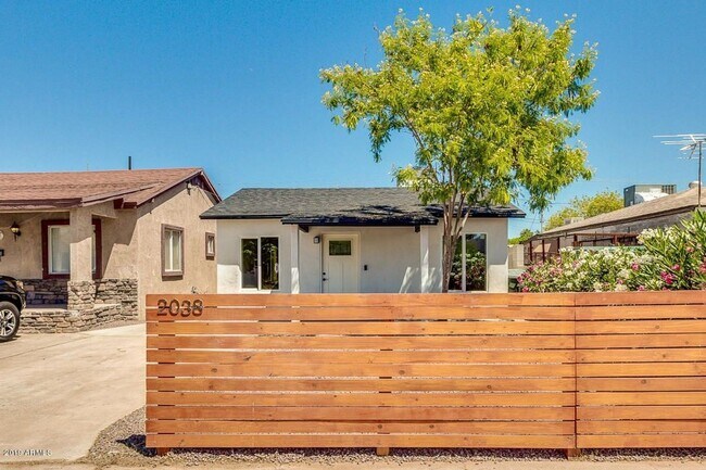 Building Photo - Beautifully Remodeled 3 Bedroom / 2 Bath H...