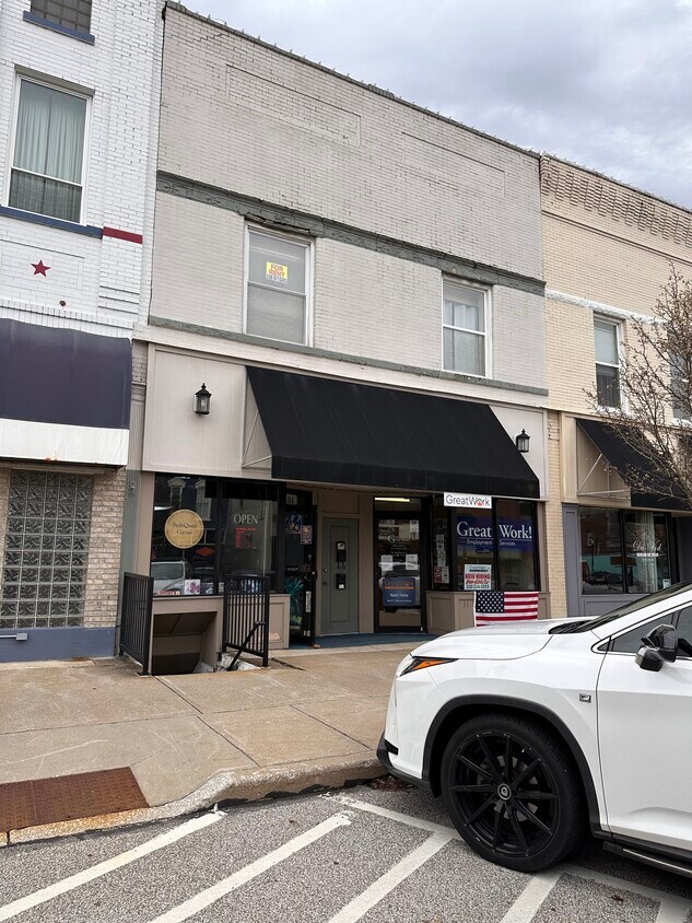 Convenient downtown Wadsworth location! - 137 Main St