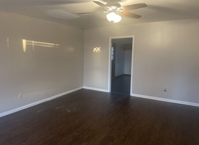 Foto del edificio - 3 bed 1 bath 1 car garage- READY NOW!