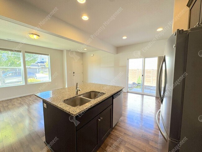 Foto del edificio - 3 BR pet-friendly home with fenced yard