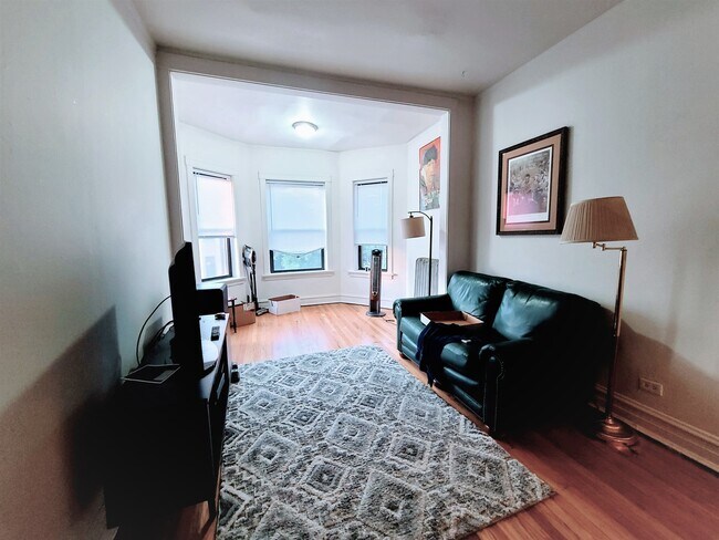 Building Photo - 709 W Cornelia Ave