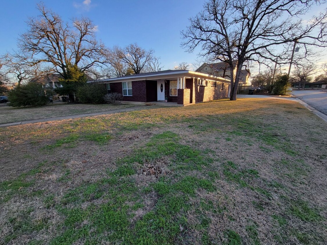 Bryan - 3 bed/ 2 bath / 2 car garage house with fenced back yard, near Texas A&M - Bryan - 3 bed/ 2 bath / 2 car garage house with fenced back yard, near Texas A&M