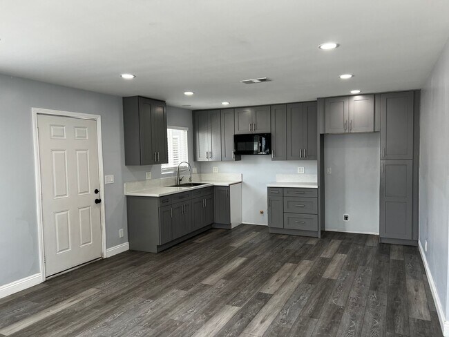 Building Photo - Remodeled 3 Bedroom 2 Bath House with 4 Ca...