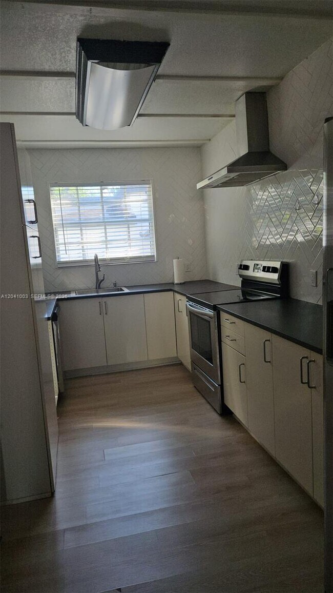 Foto del edificio - 570 NW 97th St