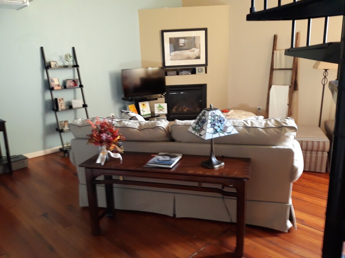 Master bedroom - 208 East Main Street