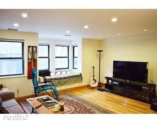 Foto del edificio - 376 Commercial St