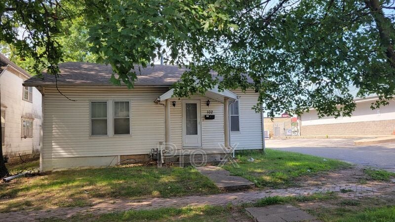 Primary Photo - 102 W. Washington