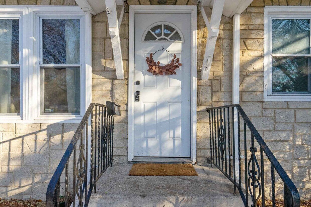 Inviting covered front stoop - 4538 Colfax Ave N