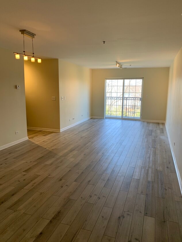 Living room - 10 N Lake St
