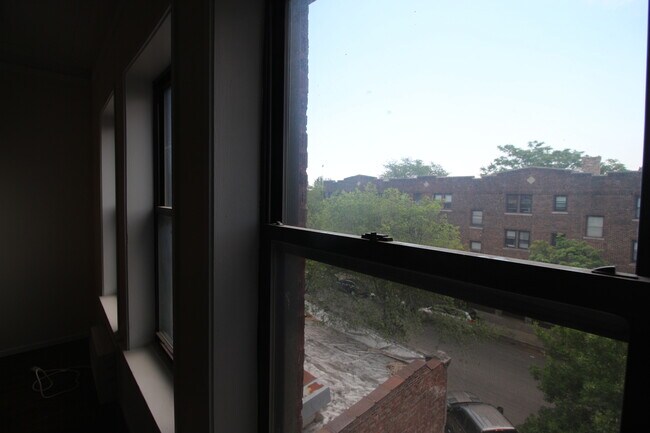 Building Photo - 7628 N Rogers Ave