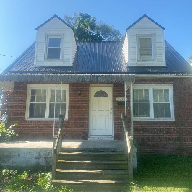 Building Photo - 1323 Woodland Ave SE