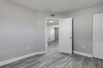 Interior Photo - 1901-1915 Whitcomb