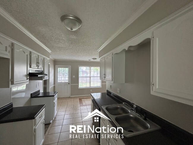 Foto del edificio - Spacious 4BR/2BA Near Southwind | High Ceilings, Brick Fireplace & 2-Car Garage