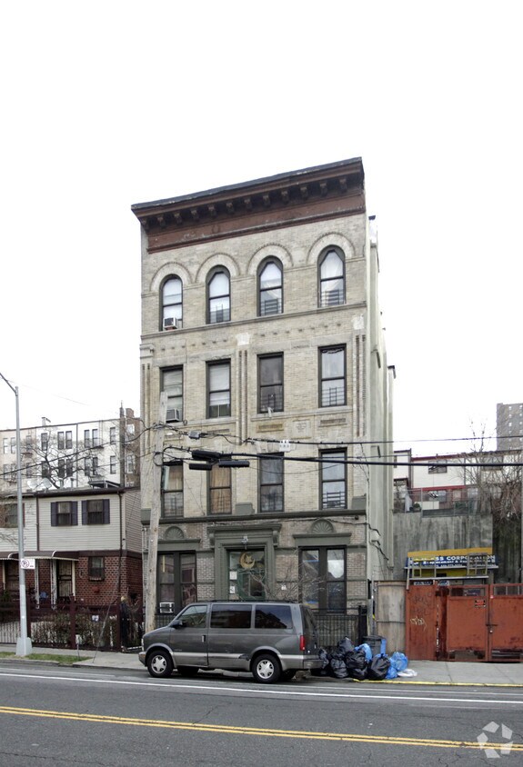 Primary Photo - 678 Saint Anns Ave