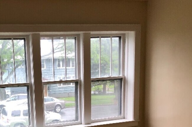 Building Photo - 407 Stolp Ave