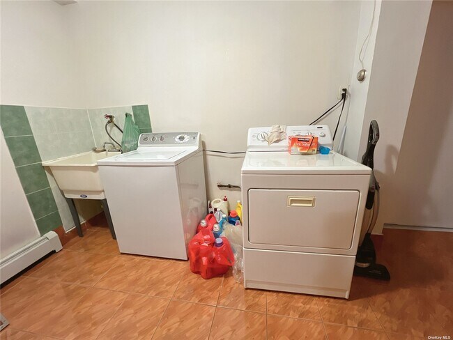 Foto del edificio - 240-44 68th Ave
